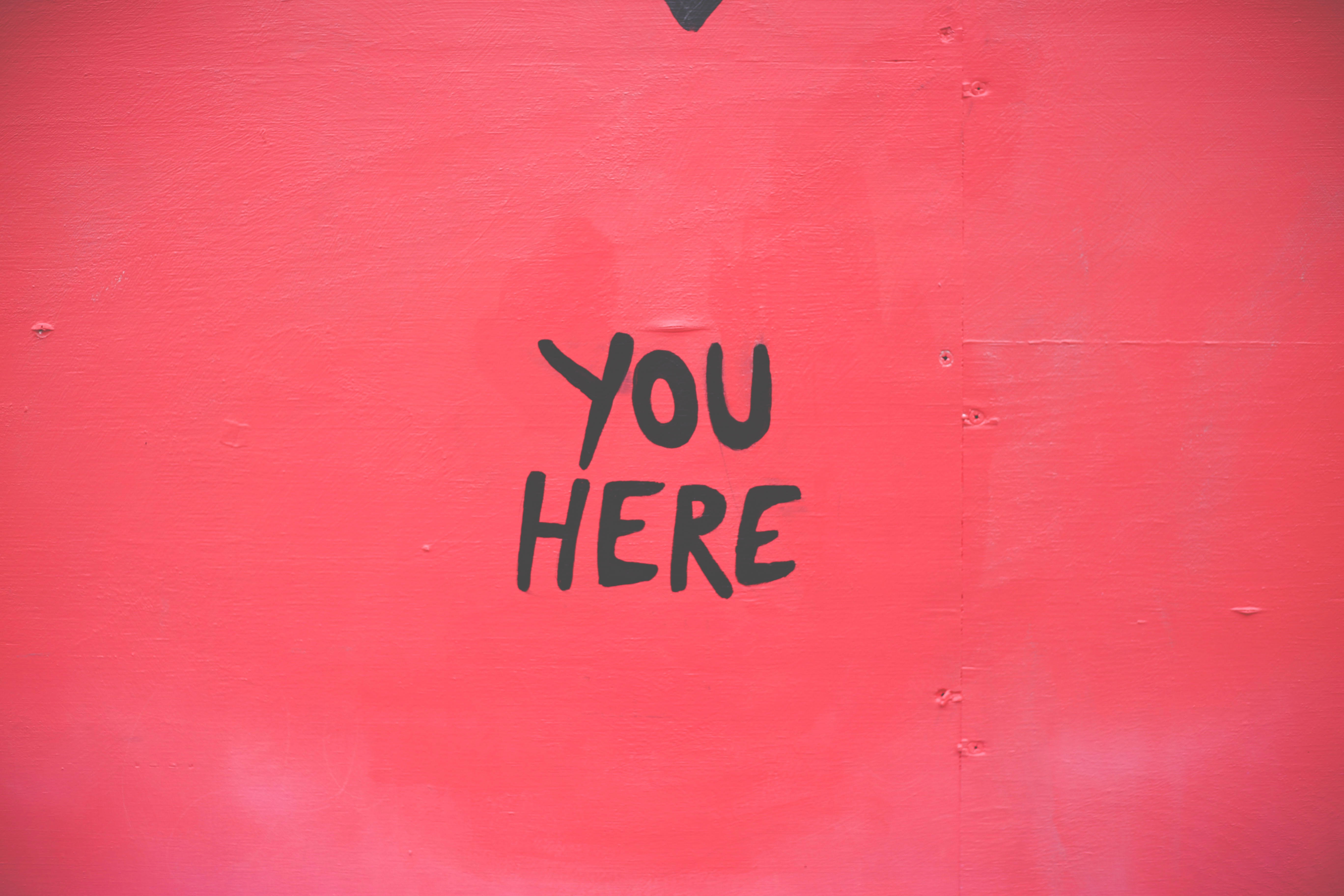 &Phi;&rho;ά&sigma;&eta; &ldquo;YOU HERE&rdquo; &gamma;&rho;&alpha;&mu;&mu;έ&nu;&eta; &mu;&epsilon; &mu;&alpha;ύ&rho;&alpha; &gamma;&rho;ά&mu;&mu;&alpha;&tau;&alpha; &sigma;&epsilon; &rho;&omicron;&zeta; &tau;&omicron;ί&chi;&omicron; &ndash; minimal &epsilon;&iota;&kappa;ό&nu;&alpha; &pi;&omicron;&upsilon; &upsilon;&pi;&omicron;&delta;&eta;&lambda;ώ&nu;&epsilon;&iota; &pi;&alpha;&rho;&omicron;&upsilon;&sigma;ί&alpha; &kappa;&alpha;&iota; &theta;έ&sigma;&eta;.